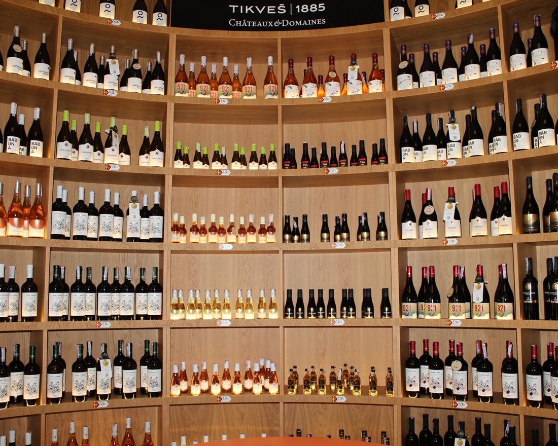 Argo Showroom showroom close-up — curved wine shelving